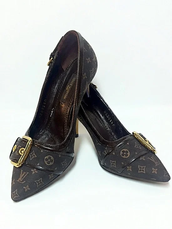 Louis Vuitton Brown
Mini Lin Signature Monogram Pumps - Picture 1 of 5